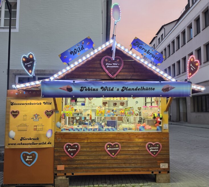 Mandelhütte mit Volksfestleckereien