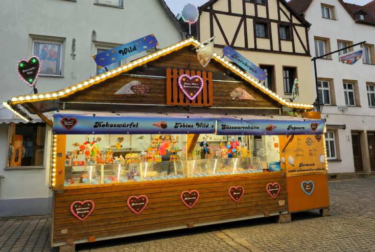 Die Süßwarenhütte mit den Volksfestleckereien